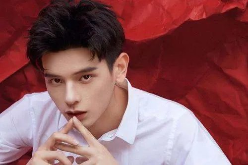 李文翰和范丞丞穿同款衬衫,谁好看?