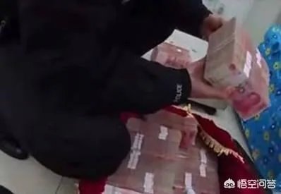 江苏海安县火车站,一男子扛144万坐火车,大家怎么看?