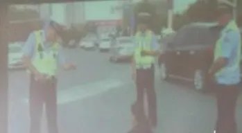 济南一女子闯红灯被查后声称要住马路上把路全堵住是怎么回事?