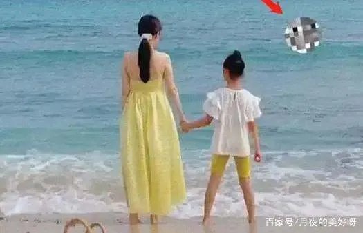 李小璐陪甜馨海边游玩超开心，贾乃亮疑似同行，俩人要破镜重圆吗？