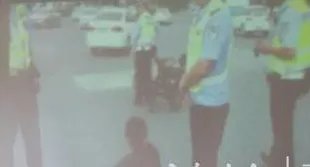 济南一女子闯红灯被查后声称要住马路上把路全堵住是怎么回事?