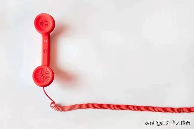 两名女记者在白宫新闻发布会,为什么会气走特朗普,就是因为蒋为佳是华裔?