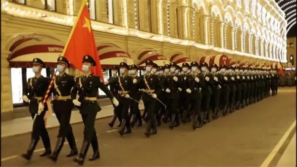 中国仪仗队跟外国仪仗队你更喜欢哪一个?为什么?