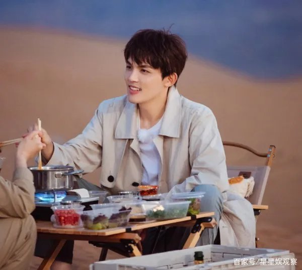 张雨绮与男友沙漠旅行,夕阳下上演逆光吻浪漫又唯美,你看好这对姐弟恋吗?