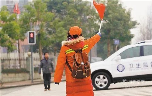 走路闯红灯被逮如何处罚？