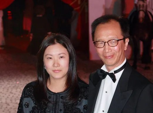 梁锦松被传出轨,伏明霞立马离婚,她并没有印象中那么傻,对此你怎么看