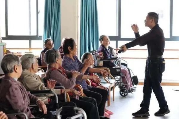 八旬爷爷们上演养老院时装秀