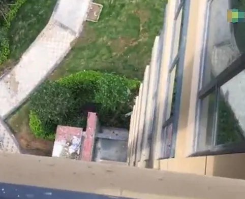 阳台未装玻璃父母看房时2岁女童坠亡谁之过？