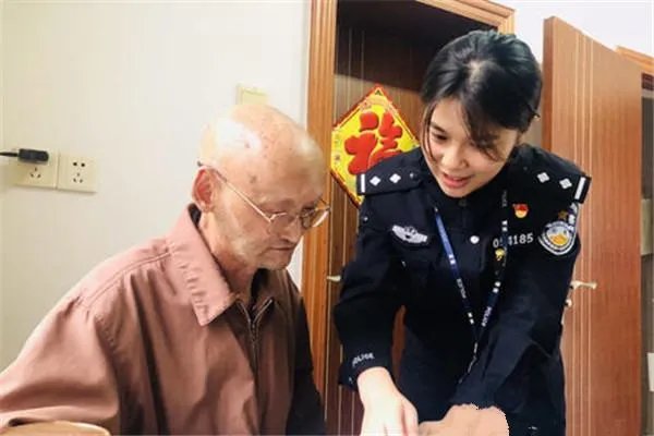 如何评价女警教科书式劝阻老人转账55万这件事?