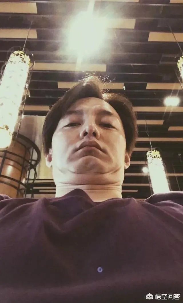 如何评价尹正谜一般的微博?