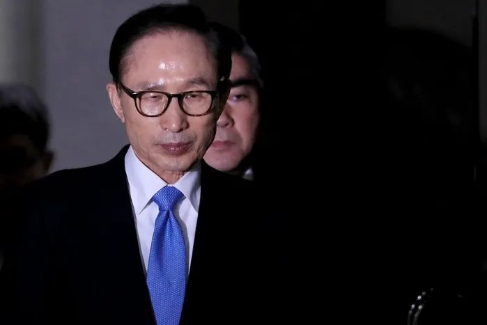 韩大学生为何要求校方将李明博除名？