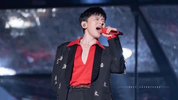 江苏小伙在张杰演唱会求婚,戴戒指时现场气氛如何?