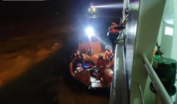 东海两轮船遇险:东海救助局生死营救7人生还