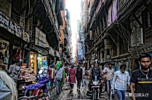 如何看待印度村民因没有自己单独房间住树上隔离?
