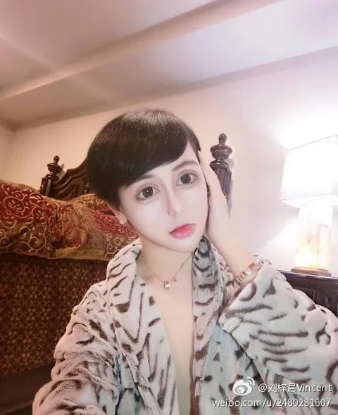 如何评价刘梓晨是有钱没头脑的网红?