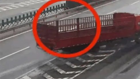 山东一司机在高速上仅1分钟驾照被扣30分,你怎么看?