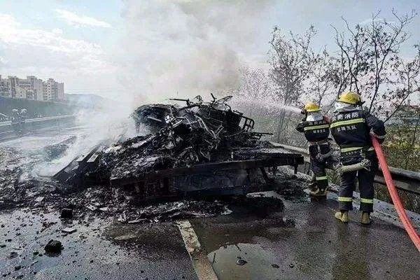 卡车起火烧毁1吨巧克力,你怎么看待小朋友已经哭晕的评论?