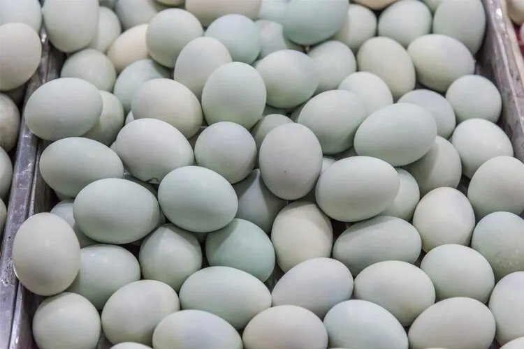 皮蛋被美国评为“最恶心食物”榜首，含铅能吃吗？为你揭开真相