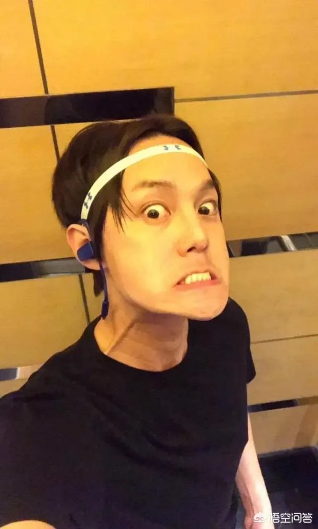 如何评价尹正谜一般的微博?