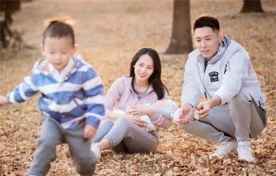 买超Sam父母资料图片背景到底多富有 揭张嘉倪怎么遇到买超的