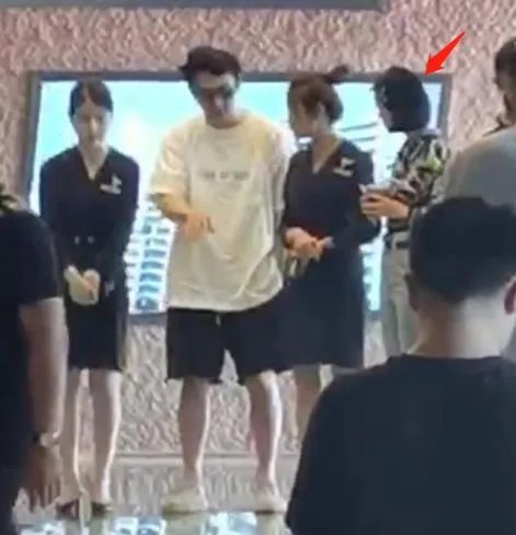 王思聪带女生现身楼盘看房 难道谈恋爱就送房子？
