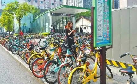 成都上百辆共享单车被活埋,是什么情况?