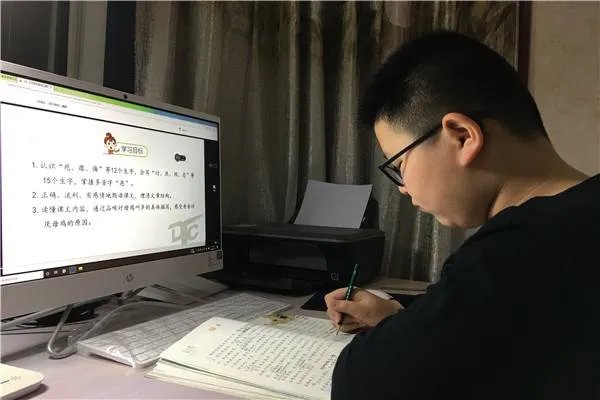老师站楼道给学生讲课,这样的效果真比网课好?