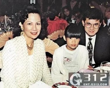罗康瑞前妻何晶洁现状资料是赌王家里人吗 罗康瑞的女儿罗宝瑜图