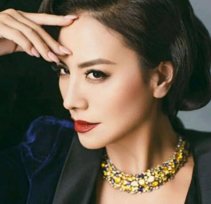 知名演员田丽罕见现身,打扮朴素邋遢似大妈,她都有过哪些感情经历?