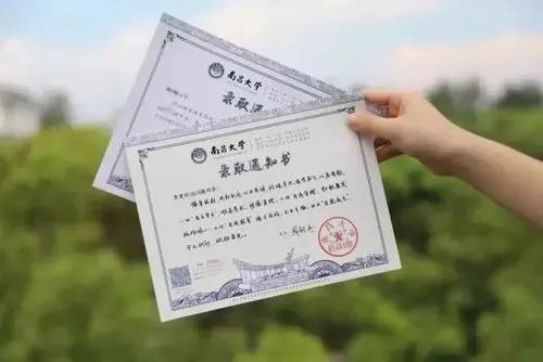 伪造清华录取通知书的男生离家出走,伪造是出于虚荣心还是父母的期望太高?