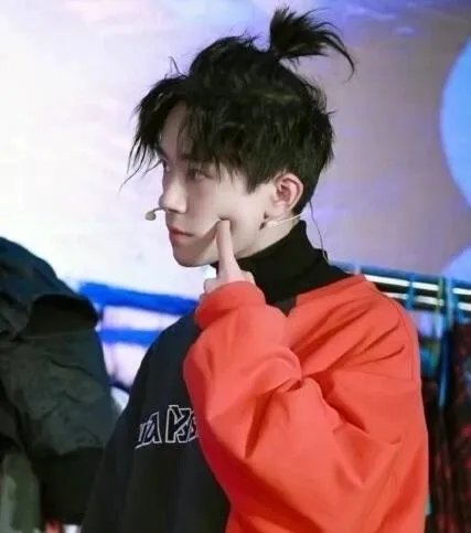 易烊千玺戳自己脸蛋是怎么回事 易烊千玺为什么戳自己脸蛋