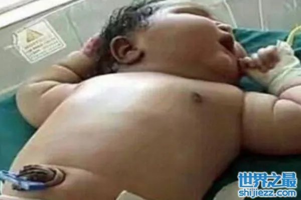 世界上最重的女婴,出生时体重达13.6斤