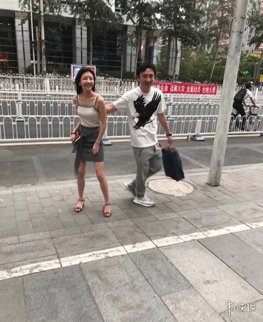 豆得儿晒亲密毕业照惹怒王思聪?老王被拍牵手新女孩