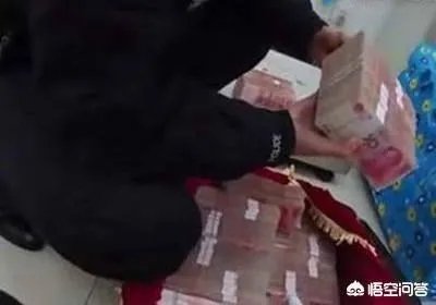 江苏海安县火车站,一男子扛144万坐火车,大家怎么看?