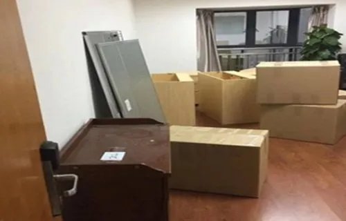 西安某小区业主搬家,不让车进小区只能人工搬运,遇到这种事应该怎么办?