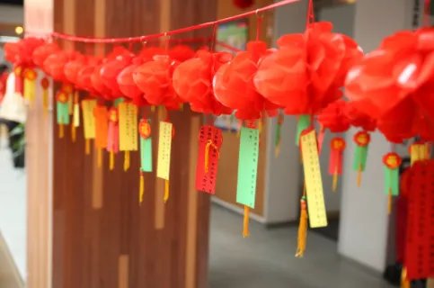 元宵前后共团圆 (打一字)
