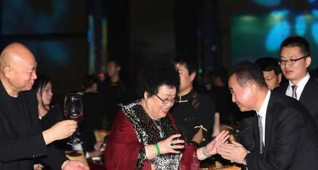 “唐僧”的老婆身家505亿,号称是“中国紫檀女王”,她真的这么有钱吗?