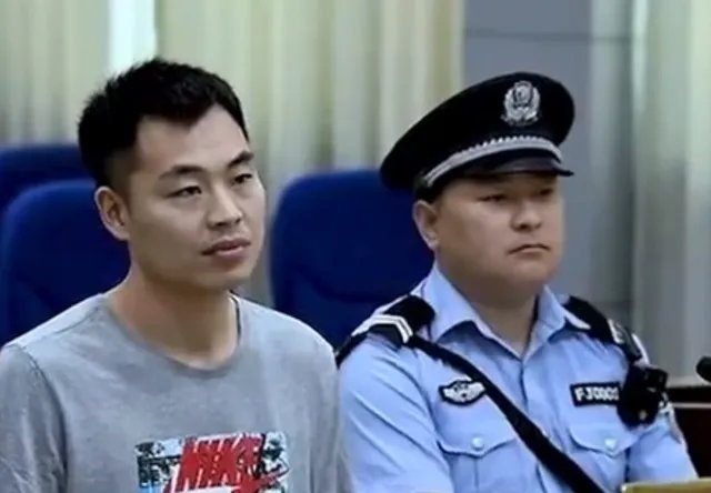 20年后打老师的男子想当面向老师道歉,他为何不先向家人道歉?
