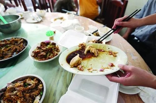 建议外出就餐不超过两小时,餐厅是否应该制定相关规定来规范就餐行为?