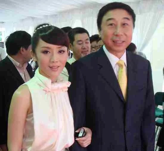 冯巩老婆孩子的照片曝光 妻子艾慧美貌动人29岁儿子帅气