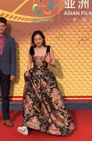 杨幂穿礼服配运动鞋,你觉着这搭配怎么样?