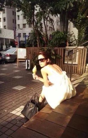 许玮宁微博晒美背 林心如发伤感文字疑为好友许玮宁忧心