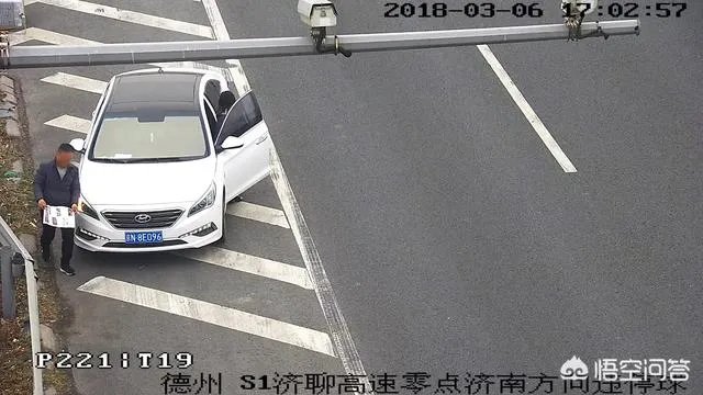 山东一司机在高速上仅1分钟驾照被扣30分,你怎么看?