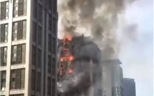 郑州一高层建筑着火现场什么情况？