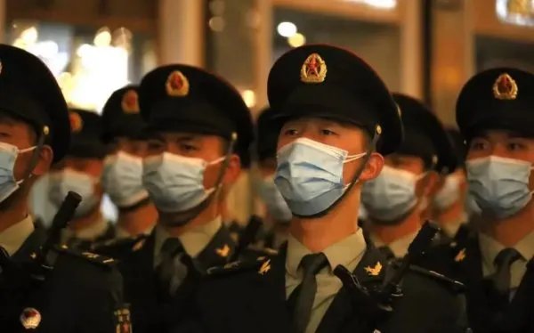 中国仪仗队跟外国仪仗队你更喜欢哪一个?为什么?