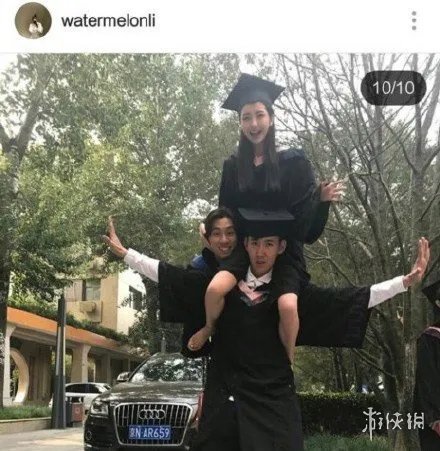 豆得儿晒亲密毕业照惹怒王思聪?老王被拍牵手新女孩