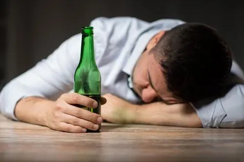 江苏宜兴一男子醉酒后骑车摔死,喝完酒电动车可以骑吗?