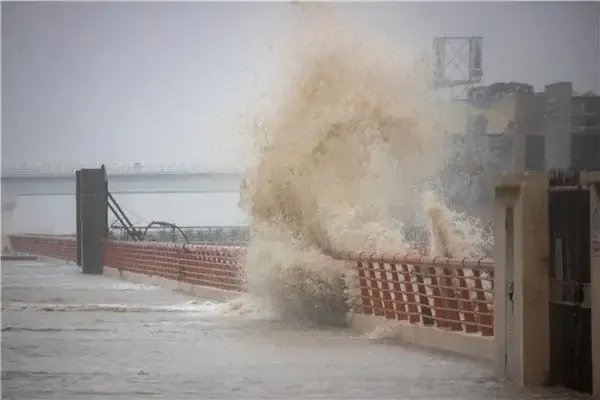 惊涛拍岸！“梅花”登陆舟山掀十数米狂浪，是否会引发自然灾害？