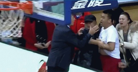 你如何看待江苏男篮主教练推搡球迷事件？当时发生了什么？