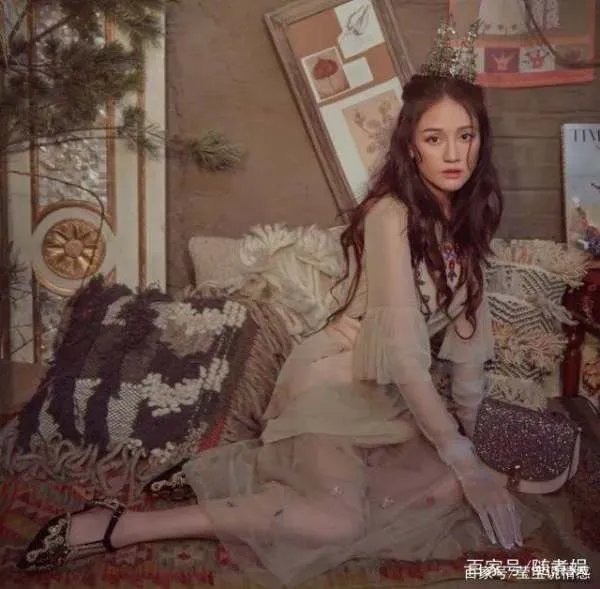 陈乔恩素颜赶飞机,原来发际线这么高!网友:感觉不是一个人,你怎么看?